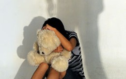 Bé gái 11 tuổi bị bạn trai của mẹ lạm dụng tình dục suốt 2 năm