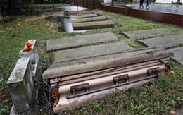 Nhiều quan tài bật khỏi mặt đất sau bão Sandy 