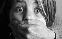 Phẫn nộ anh trai rủ bạn cưỡng hiếp em gái suốt 2 năm