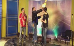 Đang biểu diễn, ảo thuật gia bị cháy đầu 