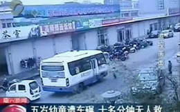 Xe bus cán qua người mà không ai giúp, cậu bé tử vong