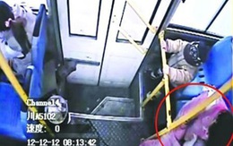 Đẻ con ngay trên xe bus