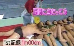Nam giới trườn trên người các cô gái mặc bikini