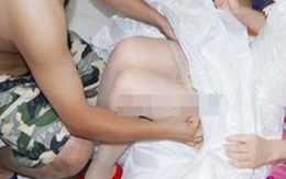 Thản nhiên chụp ảnh vợ bị ‘làm nhục'