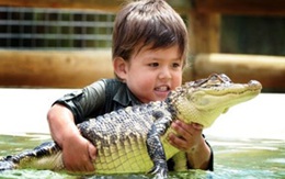 Bé 3 tuổi thản nhiên chơi đùa với... cá sấu