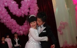 Đột nhập "đám cưới" tập thể của trẻ em