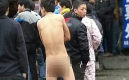 Gã trai khỏa thân mua vé tàu Tết