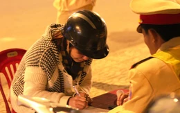 Thiếu nữ nói tiếng Hàn, khóc tiếng Việt khi bị giữ xe