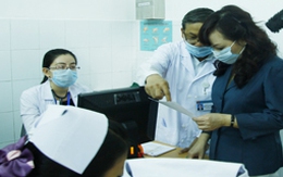 Hình ảnh Bộ trưởng Bộ Y tế thăm bệnh nhân sởi ở TP HCM