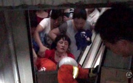 Những giờ phút kinh hoàng bị kẹt trong thang máy
