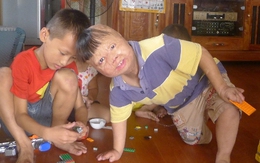 Nghẹn lòng cảnh sinh hoạt đời thường cháu bé bị cha đốt 3 năm về trước