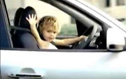 Xe hơi tông thẳng vào quán rượu, tài xế mới... 3 tuổi