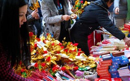 Chị em rủ nhau xem xông đất, xuất hành năm Thìn