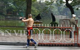 Cởi trần, chạy quanh Hồ Gươm giữa rét buốt