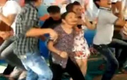 Clip cụ bà nhảy nhạc sàn ‘lên đồng’ trong đám cưới ở quê