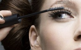 Mẹo chải mascara không bị vón cục