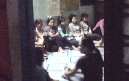 Xếp hàng 3 giờ sáng coi bói tương lai