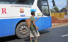 "Ma men" say xỉn đeo gùi ra quốc lộ nhảy múa