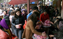 Dân công sở mải chùa chiền đầu năm