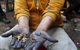 Bới đống tro tàn chợ cháy để tìm vàng