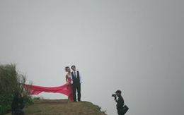 Uyên ương nỗ lực tạo dáng bên cạnh “tử thần”