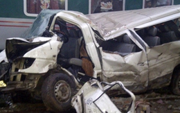 Cố vượt đường sắt, xe khách đi lễ bị đâm nát