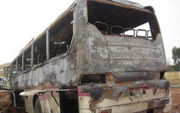 Xe khách cháy rụi, 52 người thoát chết