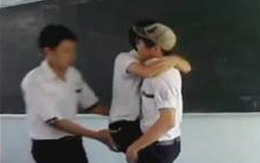 Học sinh nam đóng cảnh “nóng” trong lớp