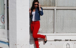 Cách diện quần jeans đỏ