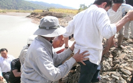 Giây phút sinh tử trên chiếc xuồng chìm