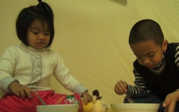 Người Hà Nội ăn trong màn vì muỗi