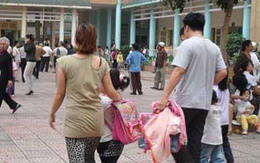 Phụ huynh mặc đồ ngủ,'thả rông' vòng 1 đến trường