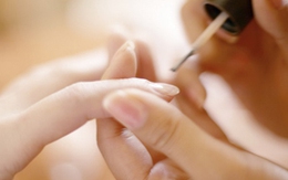 Mẹo giúp sơn móng nhanh khô