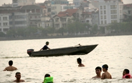 Hồ Tây thành bể bơi 'giải nhiệt'