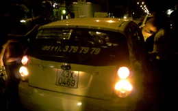 Tài xế taxi đạp cửa kêu cứu trong đêm