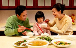 Mệt mỏi vì con 4 tuổi "to xác" đánh vật với cơm