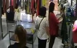 Cô gái sành điệu trộm đồ tại siêu thị