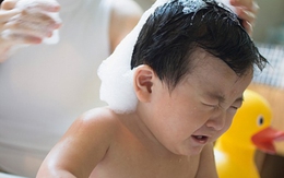 Chết ngất vì chấy "nhảy tanh tách" trên đầu con