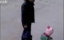 Clip "hai cha con chia thuốc hút" gây sốc 