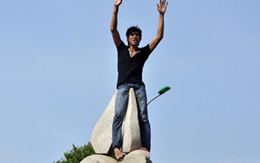 Nam thanh niên “múa” trên đài phun nước