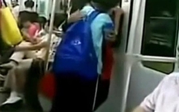 Nữ sinh thản nhiên ôm hôn bạn trai trên tàu
