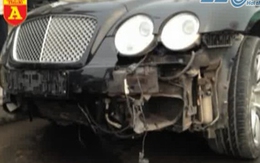 Đối đầu 4 xe máy, siêu xe Bentley gặp hạn ở Hà Nội