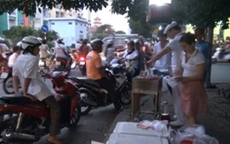 Người Đức bán xúc xích trên vỉa hè Sài Gòn