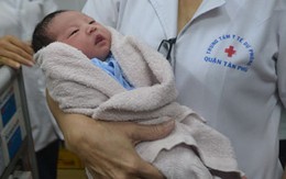 Bé gái sơ sinh bị bỏ rơi ở ngã ba đường