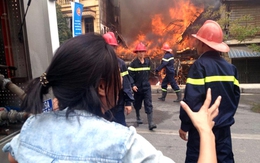 Giây phút lửa cháy dữ dội thiêu trụi nhà 5 tầng