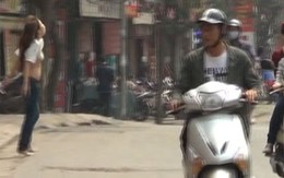 Cô gái liên tục khoe ngực giữa phố Hà thành