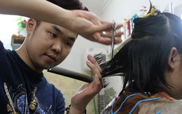 Ông chủ 9X khiếm thính của cửa hàng tóc