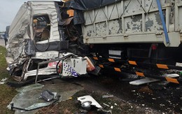 Xe tải đấu đầu ôtô khách, tài xế chết trong cabin