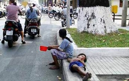 Dùng trẻ em dàn cảnh lừa tiền…trên phố Sài Gòn