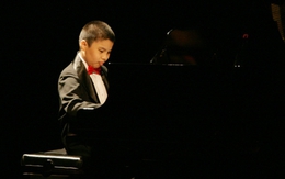 Chuyện cảm động về tài năng piano 13 tuổi